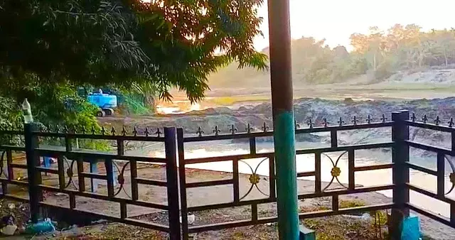 Assam : बजाली जिले में बिना रोक-टोक के रेत खनन से पर्यावरणीय संकट पैदा हो गया