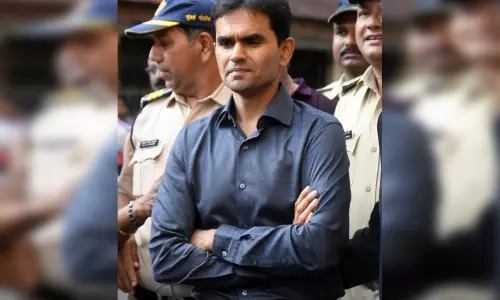द बैड्स ऑफ बॉलीवुड विवाद: दिल्ली हाईकोर्ट ने समीर वानखेड़े की याचिका पर सुनवाई से किया इनकार, केस लौटाया द बैड्स ऑफ बॉलीवुड विवाद: दिल्ली हाईकोर्ट ने समीर वानखेड़े की याचिका पर सुनवाई से किया इनकार, केस लौटाया