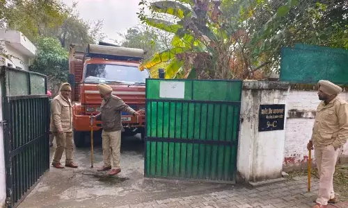 Punjab के अधिकारियों ने भगोड़े सनाउर विधायक पठानमाजरा के परिवार को सरकारी घर से निकाल दिया Punjab के अधिकारियों ने भगोड़े सनाउर विधायक पठानमाजरा के परिवार को सरकारी घर से निकाल दिया