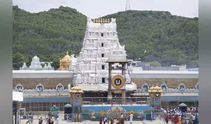Tirupati: इंडोनेशिया के पूर्व राष्ट्रपति ने तिरुपति मंदिर में पूजा-अर्चना की
