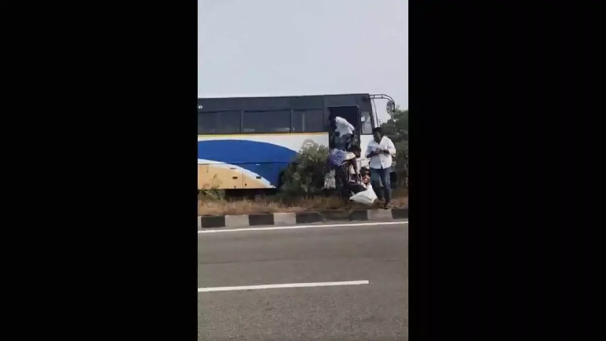 Hyderabad: विजयवाड़ा जा रही TGSRTC बस नलगोंडा ज़िले में हुई हादसे का शिकार Hyderabad: विजयवाड़ा जा रही TGSRTC बस नलगोंडा ज़िले में हुई हादसे का शिकार
