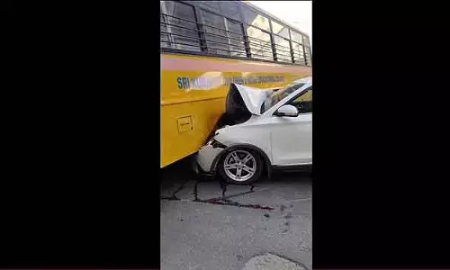 Bengaluru : सिग्नल से बचने की कोशिश में एक कार स्कूल बस से टकरा गई Bengaluru : सिग्नल से बचने की कोशिश में एक कार स्कूल बस से टकरा गई