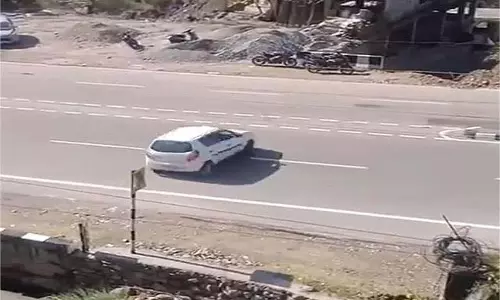 Himachal Pradesh: रील के चक्कर में स्टंटबाजी पड़ी महंगी, 18,500 का कटा चालान Himachal Pradesh: रील के चक्कर में स्टंटबाजी पड़ी महंगी, 18,500 का कटा चालान