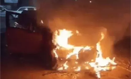 Faridabad: चलती कार में लगी आग,अफरा-तफरी