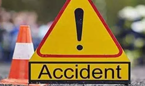 जालंधर के BSF चौक पर बस ने स्कूटर सवार युवक को कुचल दिया जालंधर के BSF चौक पर बस ने स्कूटर सवार युवक को कुचल दिया