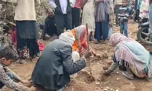 MP : छतरपुर के राजगढ़ पैलेस इलाके में खुदाई की गई मिट्टी के नीचे सोने के सिक्के मिले MP : छतरपुर के राजगढ़ पैलेस इलाके में खुदाई की गई मिट्टी के नीचे सोने के सिक्के मिले