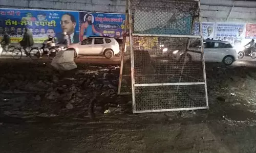 Ravi dasशोभा यात्रा से पहले खोदी गई सर्विस लेन से लोगों में गुस्सा
