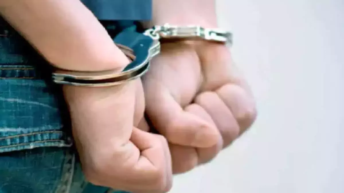 BC वेलफेयर ऑफिसर को रिश्वत लेते हुए गिरफ्तार किया गया