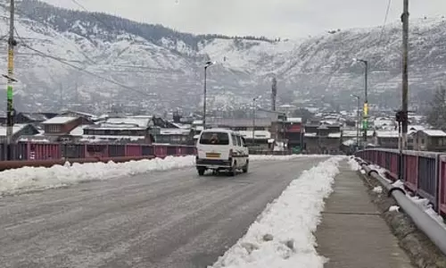 बारामूला में भारी बर्फबारी: फिसलन भरी सड़कें राहगीरों के लिए बनी मुसीबत बारामूला में भारी बर्फबारी: फिसलन भरी सड़कें राहगीरों के लिए बनी मुसीबत