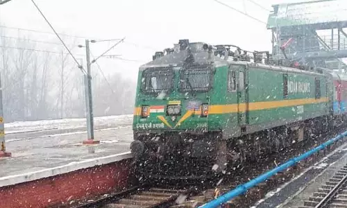 Jammu रेलवे ने कटरा-श्रीनगर ट्रेन में 2 AC कोच जोड़े, टूरिस्ट और फंसे यात्रियों के लिए Jammu रेलवे ने कटरा-श्रीनगर ट्रेन में 2 AC कोच जोड़े, टूरिस्ट और फंसे यात्रियों के लिए