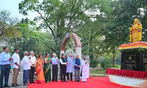 Tamil Nadu के राज्यपाल रवि ने लोक भवन में कंबर प्रतिमा का अनावरण किया Tamil Nadu के राज्यपाल रवि ने लोक भवन में कंबर प्रतिमा का अनावरण किया