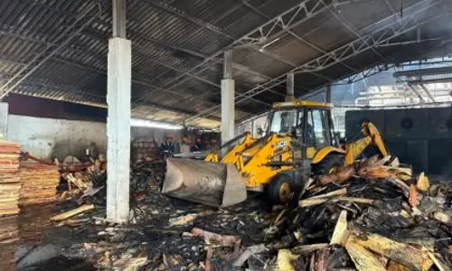 Kerala: कन्नूर में प्लाईवुड मैन्युफैक्चरिंग यूनिट में आग लगी Kerala: कन्नूर में प्लाईवुड मैन्युफैक्चरिंग यूनिट में आग लगी