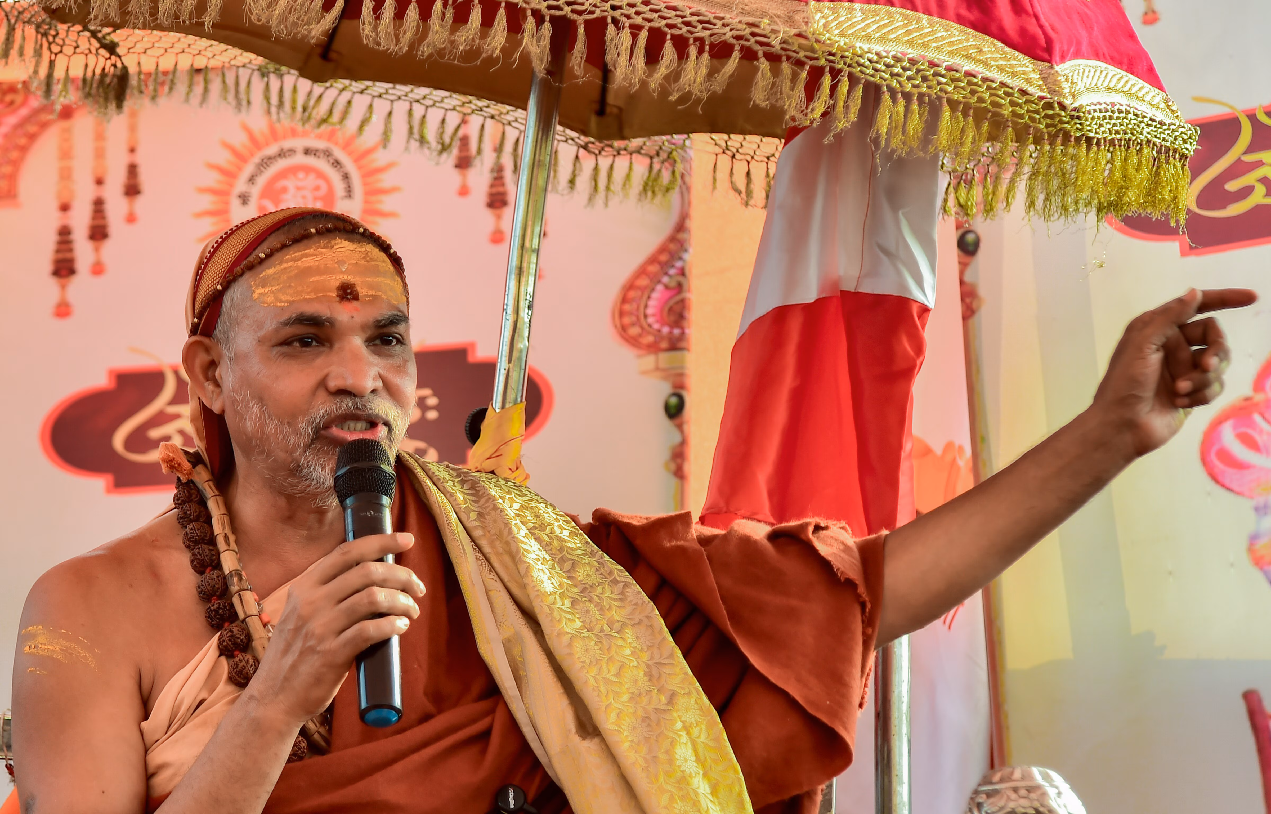 Varanasi: शंकराचार्य ने शिक्षा और धार्मिक मान्यताओं पर उठाए सवाल Varanasi: शंकराचार्य ने शिक्षा और धार्मिक मान्यताओं पर उठाए सवाल