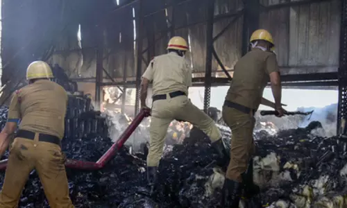 Kolkata गोदाम आग: अब तक 21 की मौत, कई लोग लापता Kolkata गोदाम आग: अब तक 21 की मौत, कई लोग लापता