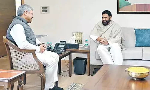 Pawan Kalyan : पीठापुरम रेलवे स्टेशन को मॉडल के रूप में विकसित करें Pawan Kalyan : पीठापुरम रेलवे स्टेशन को मॉडल के रूप में विकसित करें