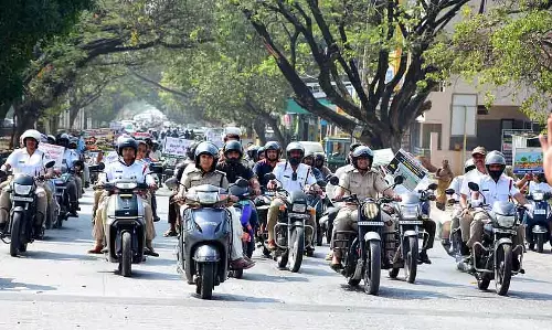 कीमती जान बचाने के लिए Helmet पहनें: सड़क सुरक्षा सप्ताह कीमती जान बचाने के लिए Helmet पहनें: सड़क सुरक्षा सप्ताह