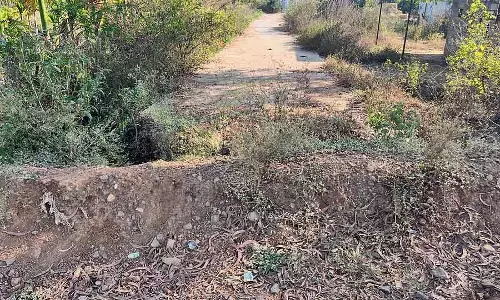 Hosahalli : सड़क के बीच में नहर का निर्माण