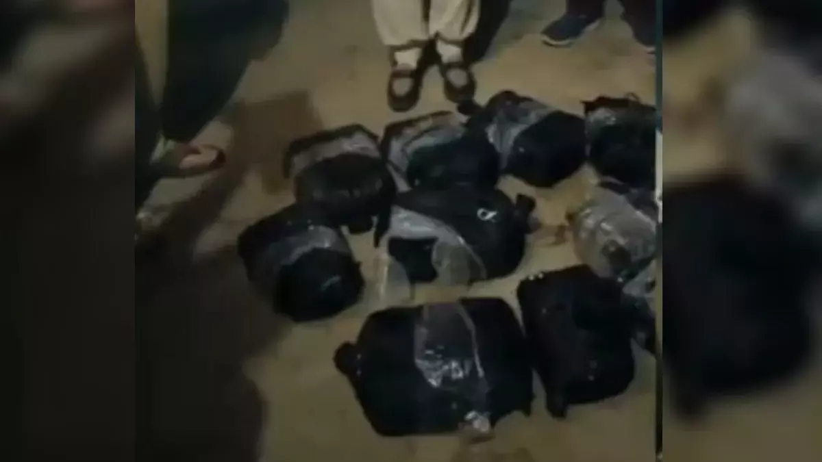 Amritsar: पाकिस्तान बॉर्डर से ड्रग्स की भारी खेप मिली Amritsar: पाकिस्तान बॉर्डर से ड्रग्स की भारी खेप मिली