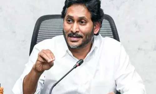 YSRCP प्रमुख जगन मोहन रेड्डी ने आंध्र सरकार पर निशाना साधा YSRCP प्रमुख जगन मोहन रेड्डी ने आंध्र सरकार पर निशाना साधा