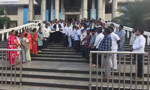 Tehsildar पर हमला: आरोपियों के खिलाफ सख्त कार्रवाई की मांग Tehsildar पर हमला: आरोपियों के खिलाफ सख्त कार्रवाई की मांग