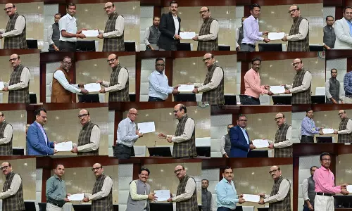 ई-ऑफिस में उत्कृष्ट कार्य करने वाले अधिकारी-कर्मचारियों को मुख्य सचिव ने किया सम्मानित ई-ऑफिस में उत्कृष्ट कार्य करने वाले अधिकारी-कर्मचारियों को मुख्य सचिव ने किया सम्मानित