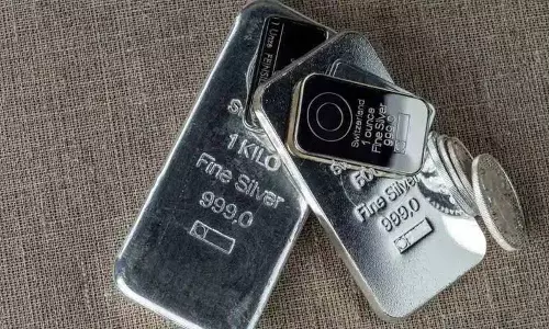 Futures Market में सोना 2 लाख रुपये के करीब, चांदी 4 लाख रुपये पर पहुंची Futures Market में सोना 2 लाख रुपये के करीब, चांदी 4 लाख रुपये पर पहुंची
