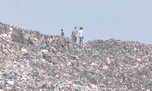 Tamil Nadu में प्रवासी की हत्या: लापता बच्चे का शव कूउम नदी के पास मिला, तीसरे पीड़ित की तलाश जारी Tamil Nadu में प्रवासी की हत्या: लापता बच्चे का शव कूउम नदी के पास मिला, तीसरे पीड़ित की तलाश जारी