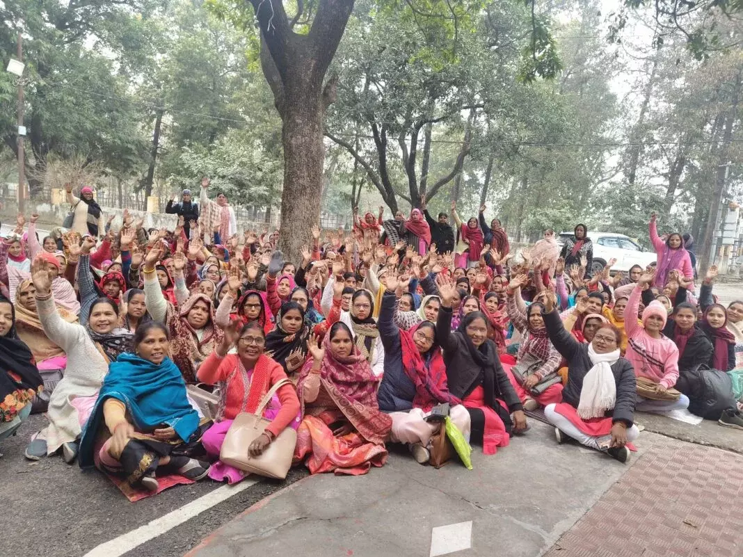 Farrukhabad: आंगनबाड़ी कर्मियों ने धरना देकर आवाज उठाई Farrukhabad: आंगनबाड़ी कर्मियों ने धरना देकर आवाज उठाई