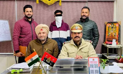 Ludhiana: ग्राहक बनकर बैंक अधिकारी को धोखा देने के आरोप में एक व्यक्ति गिरफ्तार Ludhiana: ग्राहक बनकर बैंक अधिकारी को धोखा देने के आरोप में एक व्यक्ति गिरफ्तार
