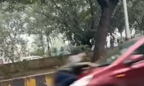Greater Noida: ट्रैफिक पुलिसकर्मी को कार के बोनट पर 500 मीटर तक घसीटा गया