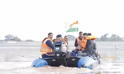 MLA जम्मू ईस्ट और डिव कमिश्नर ने तवी बोटिंग फेस्टिवल का उद्घाटन किया MLA जम्मू ईस्ट और डिव कमिश्नर ने तवी बोटिंग फेस्टिवल का उद्घाटन किया