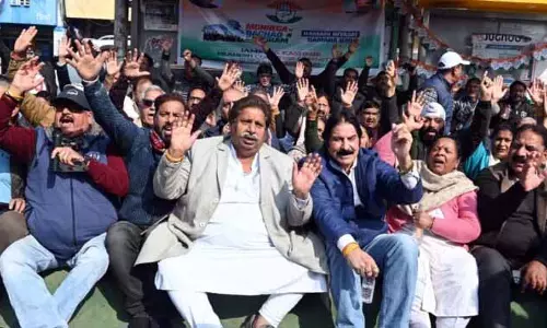कांग्रेस ने MNREGA और राज्य के दर्जे की मांग को लेकर विरोध प्रदर्शन किया