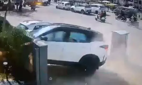 OMG LIVE वीडियो: मॉल की दीवार में जा घुसी अनियंत्रित SUV, चपेट में आईं 5 गाड़ियां भी OMG LIVE वीडियो: मॉल की दीवार में जा घुसी अनियंत्रित SUV, चपेट में आईं 5 गाड़ियां भी
