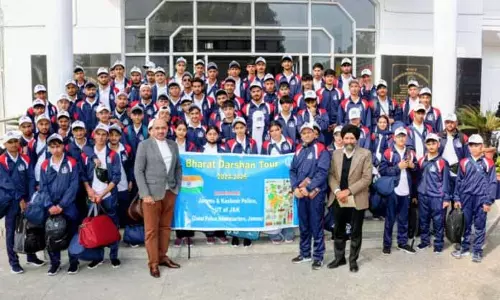 JAMMU: भारत दर्शन टूर, छात्रों के छठे बैच को हरी झंडी दिखाकर रवाना किया गया JAMMU: भारत दर्शन टूर, छात्रों के छठे बैच को हरी झंडी दिखाकर रवाना किया गया