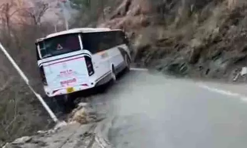 Kullu में पार्वती नदी के पास बस फिसलने से पर्यटकों की जान बाल-बाल बची Kullu में पार्वती नदी के पास बस फिसलने से पर्यटकों की जान बाल-बाल बची