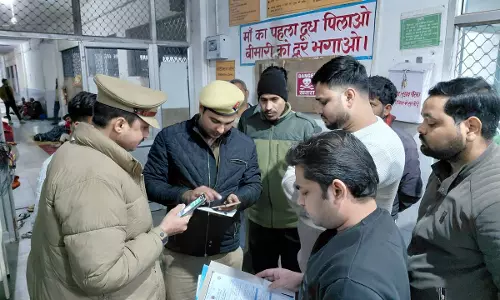Farrukhabad: तीमारदार और स्टाफ नर्स में विवाद, अस्पताल में हड़कंप Farrukhabad: तीमारदार और स्टाफ नर्स में विवाद, अस्पताल में हड़कंप