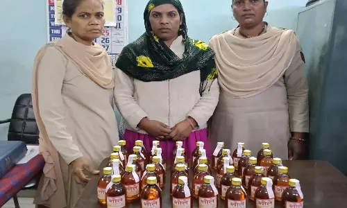 रायपुर वेस्ट जोन में अवैध शराब बेचते महिला गिरफ्तार रायपुर वेस्ट जोन में अवैध शराब बेचते महिला गिरफ्तार