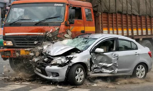 टाटीबंध चौक पर तेज रफ्तार ट्रक ने कार को मारी टक्कर, बलेनो वाहन क्षतिग्रस्त टाटीबंध चौक पर तेज रफ्तार ट्रक ने कार को मारी टक्कर, बलेनो वाहन क्षतिग्रस्त
