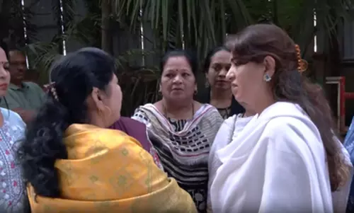 Shiv Sena नेता ने मृत फ्लाइट अटेंडेंट पिंकी माली के परिवार से मुलाकात की