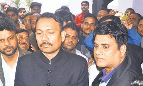 Bareilly: पुलिस के बीच समर्थकों ने दिखाई जबरदस्त सक्रियता Bareilly: पुलिस के बीच समर्थकों ने दिखाई जबरदस्त सक्रियता