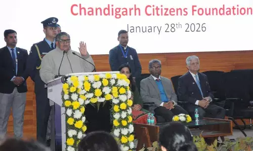 मोबाइल, सोशल मीडिया परिवार के रिश्तों को तोड़ रहे हैं: Punjab Governor मोबाइल, सोशल मीडिया परिवार के रिश्तों को तोड़ रहे हैं: Punjab Governor