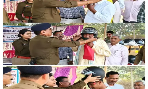 धमतरी पुलिस ने बाइक चालकों को निःशुल्क हेलमेट बांटे