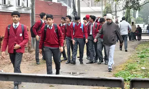 Chandigarh के 30 स्कूलों को बम की धमकी मिली, स्कूलों को खाली कराया गया Chandigarh के 30 स्कूलों को बम की धमकी मिली, स्कूलों को खाली कराया गया