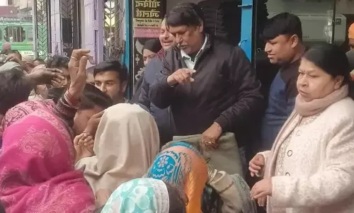 Bareilly: पुण्यतिथि पर परिजनों ने जरूरतमंदों को कंबल वितरित किए Bareilly: पुण्यतिथि पर परिजनों ने जरूरतमंदों को कंबल वितरित किए