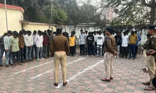 रायपुर में पुलिस की सख्ती, 72 चाकूबाजों-हिस्ट्रीशीटरों की ली परेड