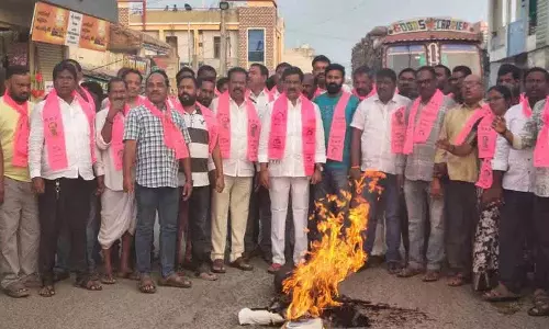 पूर्व मंत्री वेमुला ने सीएम Revanth Reddy का पुतला जलाया पूर्व मंत्री वेमुला ने सीएम Revanth Reddy का पुतला जलाया