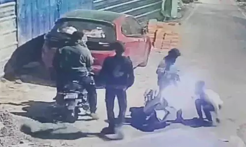 Berhampur में हथियारबंद बदमाशों ने युवकों और राहगीरों पर हमला किया Berhampur में हथियारबंद बदमाशों ने युवकों और राहगीरों पर हमला किया