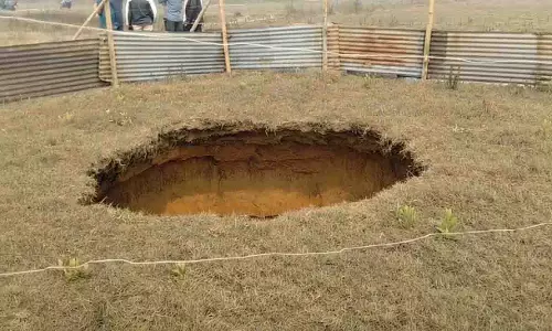 Odisha: तालचेर के पास सड़क धंसी, 20 फुट गहरा गड्ढा बना; लोगों में दहशत