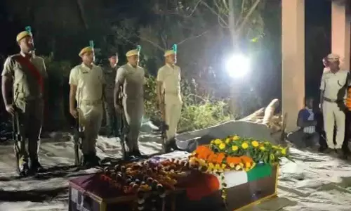 Nayagarh में शहीद जीतू बेहरा को दी गई श्रद्धांजलि, अंतिम संस्कार संपन्न Nayagarh में शहीद जीतू बेहरा को दी गई श्रद्धांजलि, अंतिम संस्कार संपन्न
