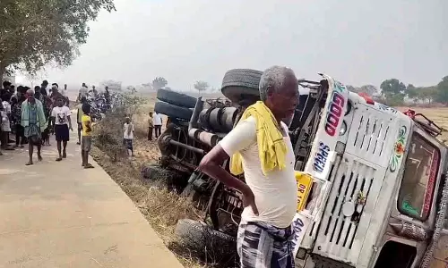 Odisha में जात्रा मंडली का ट्रक पलटने से चार लोग गंभीर रूप से घायल हो गए Odisha में जात्रा मंडली का ट्रक पलटने से चार लोग गंभीर रूप से घायल हो गए
